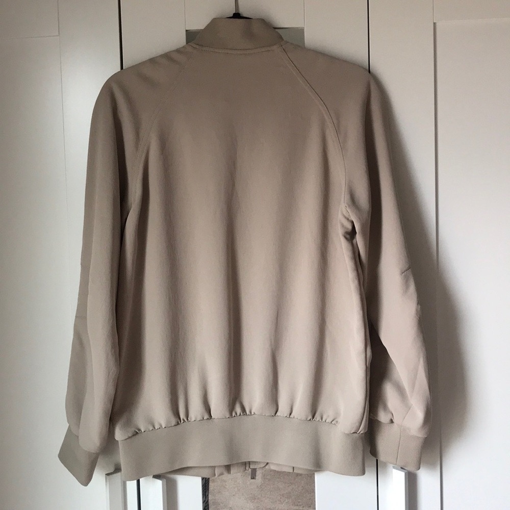 NWOT Aritzia The Group Liebling Bomber Jacket in Modern Taupe - Picture 3 of 4